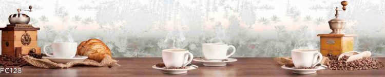 Panou din sticlă cu ceașcă de cafea și croissant franțuzesc pentru decor elegant