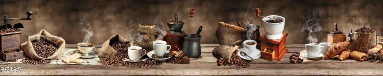 Sticlă printată cu cafea, boabe de cafea și râșniță tradițională pentru bucătărie modernă
